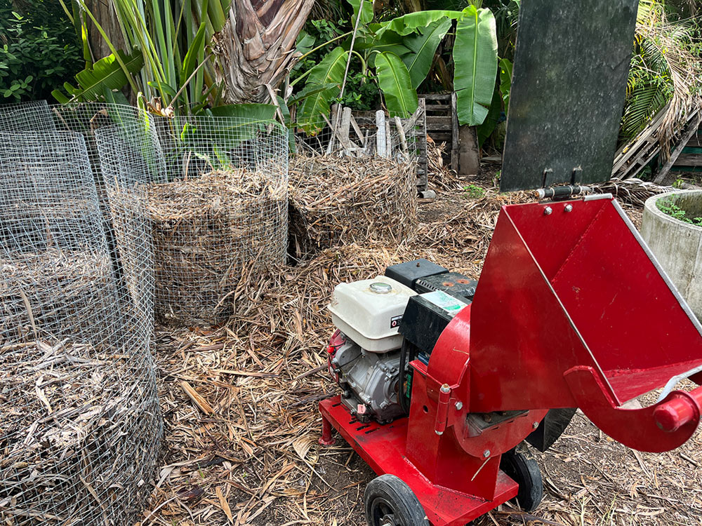 Composting with wire mesh
